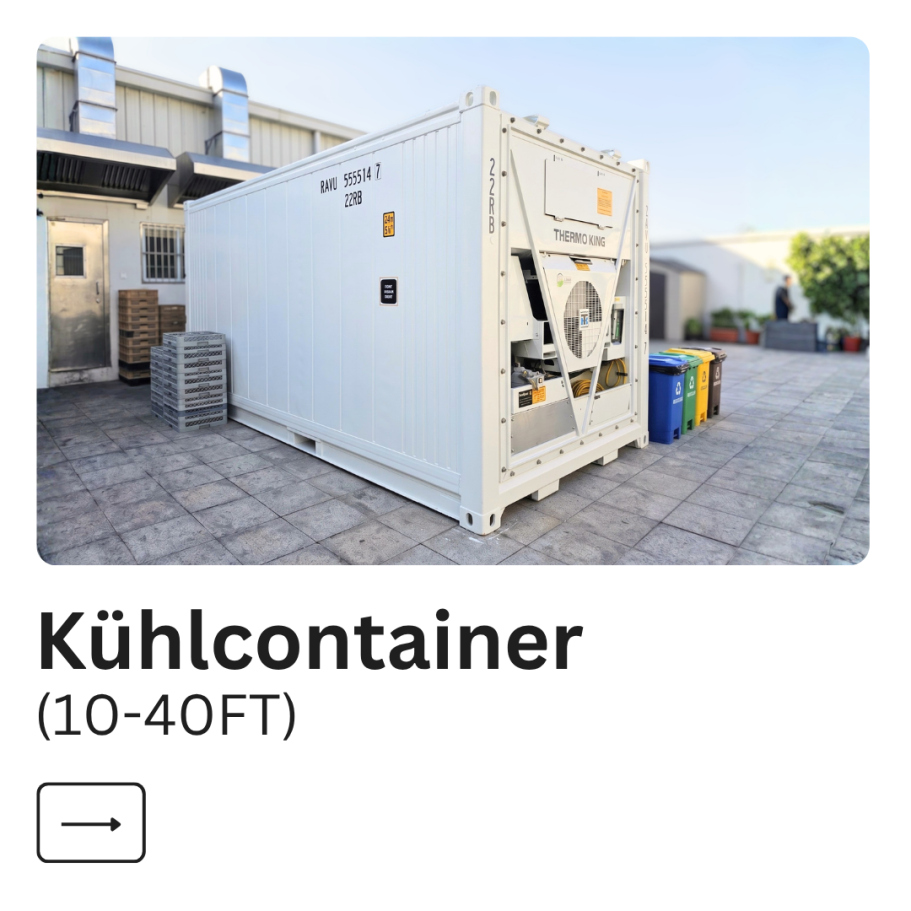 Kühlcontainer mit gestapelten Fässern auf einer grünen Wiese unter blauen Himmel.