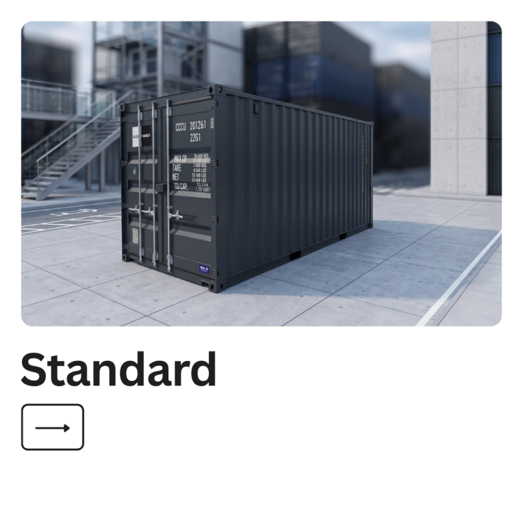 Standard & High Cube Seecontainer Lagercontainer Schwarzer Container auf einem gepflasterten Platz, umgeben von modernen Gebäuden.