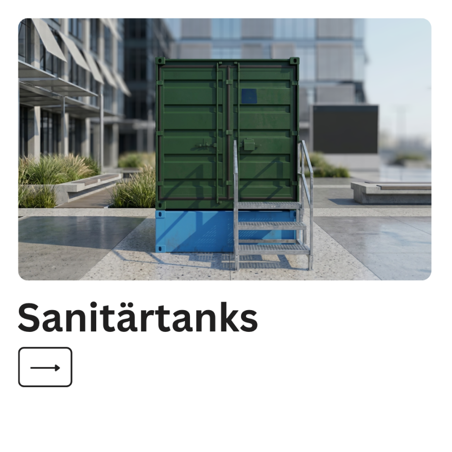Kühlcontainer Kühlcontainer mit gestapelten Fässern auf einer grünen Wiese unter blauen Himmel.