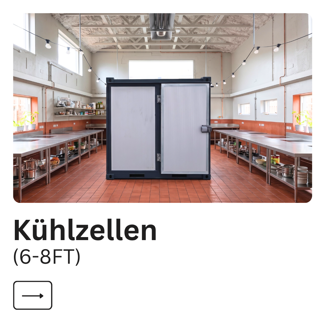 Kühlzelle in einem hellen Raum mit großen Tischen und Fenster.